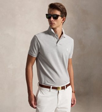 El icónico polo de piqué gris